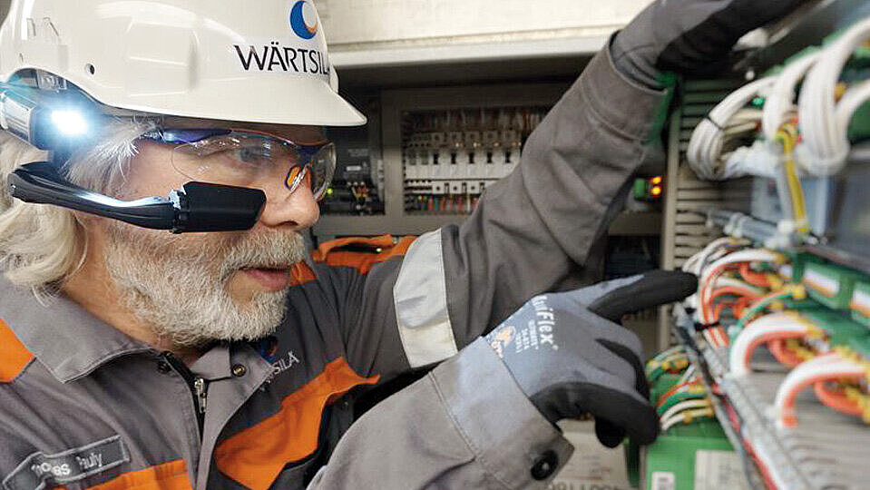 Thomas Pauly beim Einsatz einer RealWear Navigator